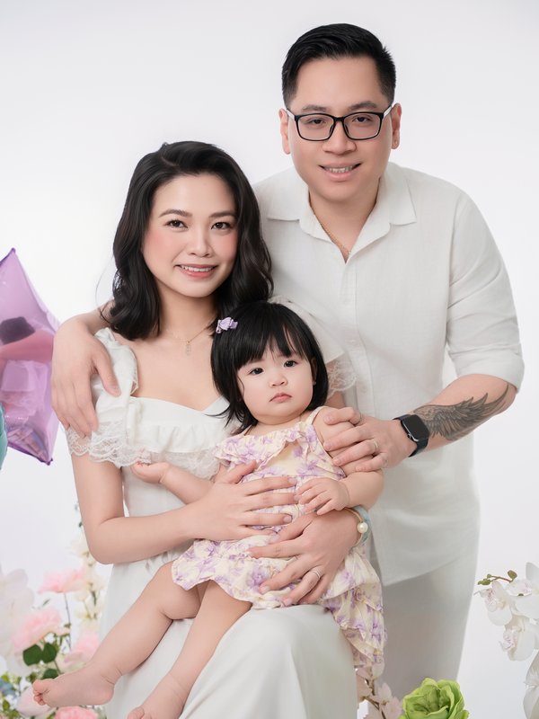 Kevin Socola Films Vietnamese family photographer DMV birthday triangle pose editorial